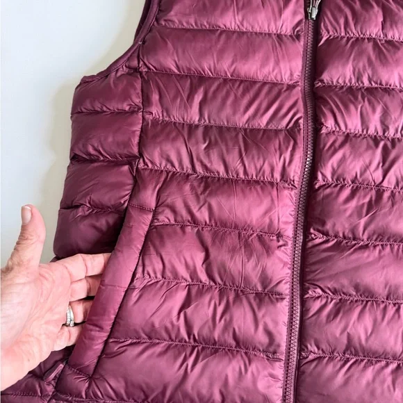 32 degrees heat quilted puffer vest Burgundy lightweight. Great for travel sizeM - Picture 3 of 10